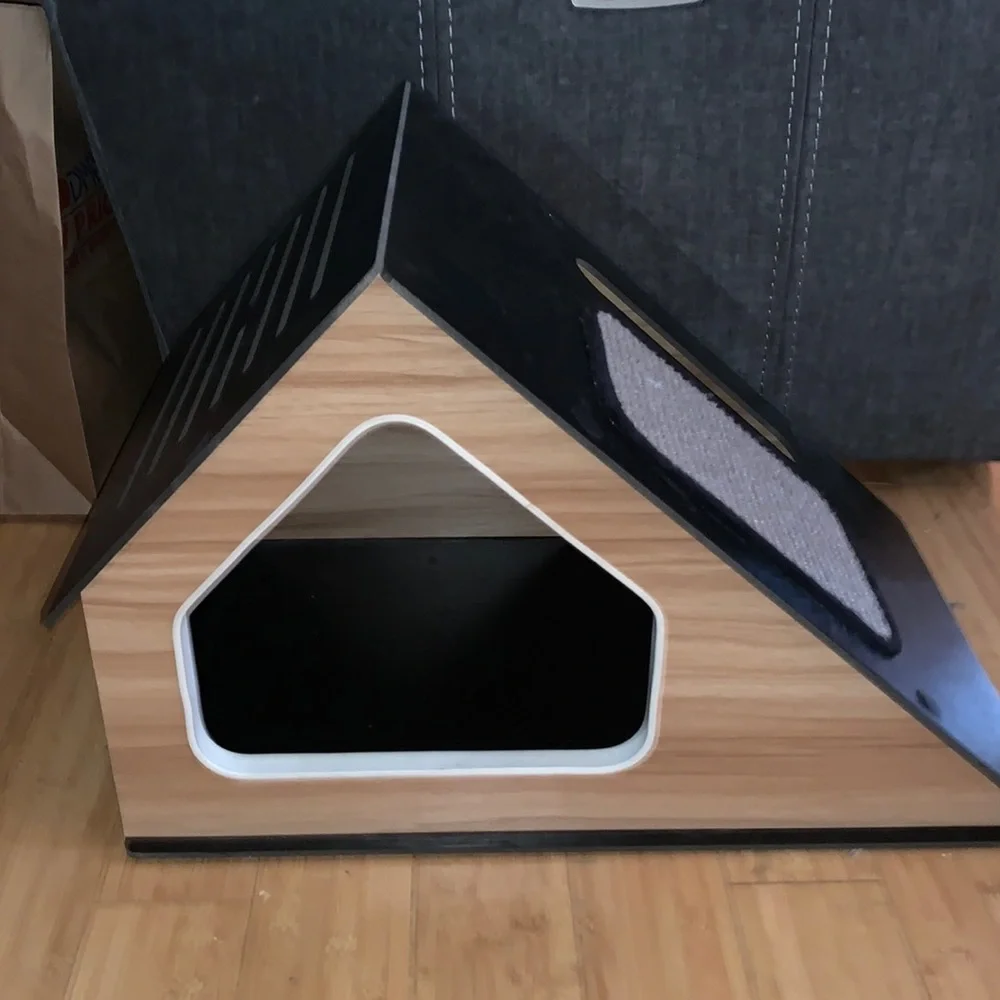 WOODEN CAT HOUSE W/ SCRATCH PAD